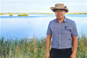 小說：獲獎作品《額吉的河》作者：許廷旺         獲獎感言在阿拉善流傳著“半袋冰糖”的故事。當年一對年輕夫婦給上海孤兒送些牛奶、黃油。妻子看到一個男孩，兩歲了，不會坐不會爬，大腦袋小細脖。男孩與她特別親，臨走時哭鬧不止。當晚，夫婦商議領養男孩。