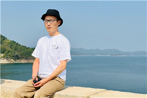 詩歌：獲獎作品《我知道所有問題的答案了》作者：童子         獲獎感言我曾經以為，人生是一條拋物線，從出生的起點慢慢爬上高峰，再慢慢滑落低谷。如果按人的生理表現，是這樣的。但我越來越意識到，人之所以為人，是因為我們有靈魂。靈魂可以不被身體束縛……