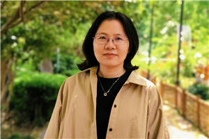 小說：獲獎作品《萬花筒》作者：陸梅         獲獎感言回想寫《萬花筒》的心境，有點做夢的感覺。我似乎完全沉浸在文字所構建的那個世界里，心里有一個執念：就想借孩子的眼睛，看看我生活的這座城市——不是作為背景，而是進入縱深。