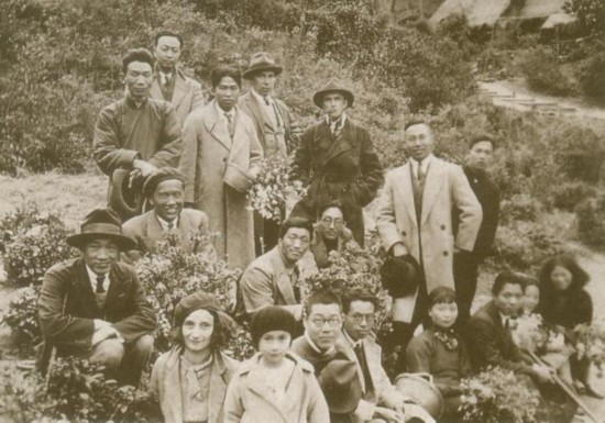 1936年林風眠帶領杭州國立藝專教師們到超山郊游并憑吊吳昌碩墓（前排左起為林風眠、妻子艾麗絲、女兒蒂娜）林風眠（約1930年代）