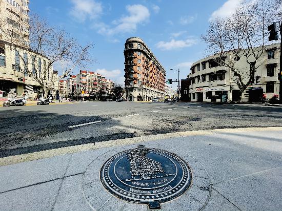 上海著名建筑地標、30度夾角的武康大樓就是一樓一“套餐”的樣本。