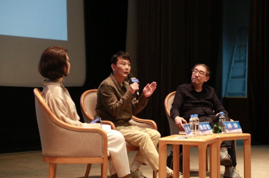 上圖講座現場，左起依次是主持沈祎；歌手、收藏家張信哲；復旦大學新聞學院教授顧錚。