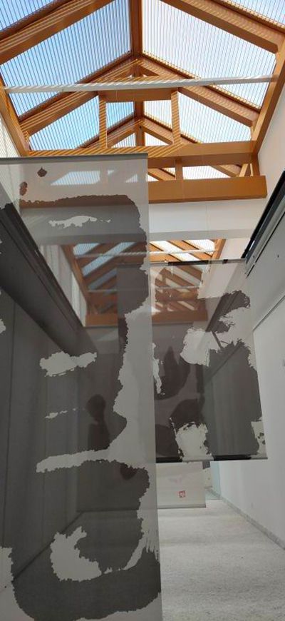 展覽現場，日本書法家井上有一的書法在長廊以大尺幅畫布展示。