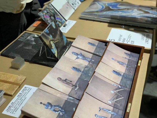 UNFOLD書展上，“一又二分之一”帶來藝術創作者小龍花的作品。