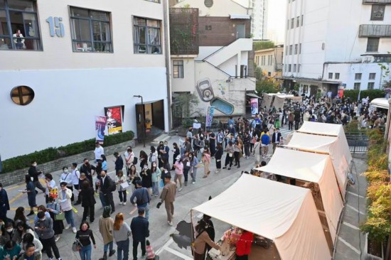 周末，UNFOLD書展為M50帶來高流量的人群。