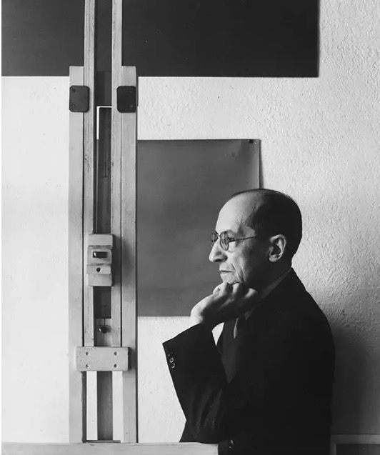 1942年，蒙德里安在紐約工作室