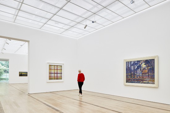 貝耶勒基金會“蒙德里安的進化”展覽現場，《歐勒附近的樹林》(1908年》和《紐約城一號》（1941年）配對展出。