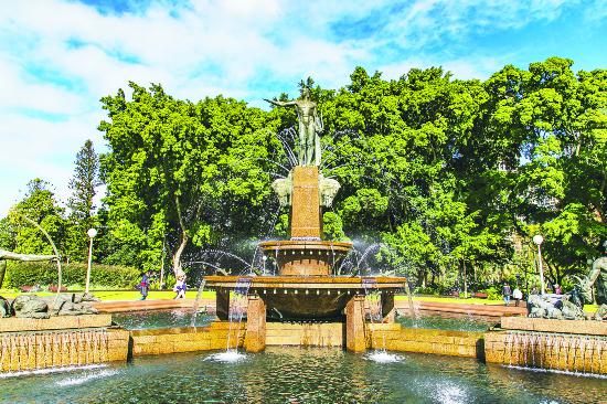 海德公園最美麗的風景是阿奇伯德噴泉。這座噴泉是為了紀念第一次世界大戰期間法澳聯盟而建的。碧波蕩漾的水池中，一座座雕塑講述著希臘神話故事 阿奇伯德噴泉