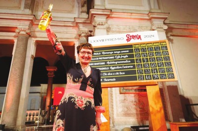 多納泰拉·迪彼得蘭托尼奧在第78屆女巫獎的最后一次計票后成為大獎得主。她身后黑板上的第二行顯示《脆弱的時代》以189票勝出。女巫獎圖片