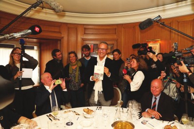 聞知獲獎后按例趕來與菲利普·克洛代爾（左二）等眾評委同席的作家卡邁勒·達烏德（中）。攝影：奧利維耶·迪翁