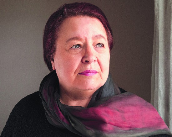 娜塔莎·沃?。∟atascha Wodin，1945— ），德語作家，俄語翻譯家。1983年，她的第一部小說《玻璃之城》問世，后又相繼出版了《我曾活過》《婚姻》《黑夜中的兄弟姐妹》《暗影中的人》等。因《她來自馬里烏波爾》一書，娜塔莎·沃丁被授予萊比錫圖書獎、德布林獎，目前生活在柏林和梅克倫堡。 對于娜塔莎來說，母親和父親的人生是兩個難以解決的謎團，在一次偶然的機會下，她開始追尋父母的生存痕跡，并寫下了《她來自馬里烏波爾》《暗影中的人》，而她的書寫早已超越了“個人”，成為20世紀東歐歷史的縮影。隨著“馬里烏波爾三部曲”的完結篇《娜斯佳的眼淚》推出，由一位女性的生命謎團開始的追尋，最終在另一位女性的生存寓言中結束